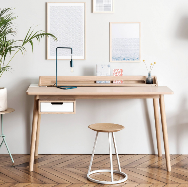 Meja belajar yang menggabungkan kayu dan beton polos